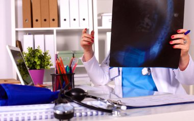ofiste masasında doktor karısı