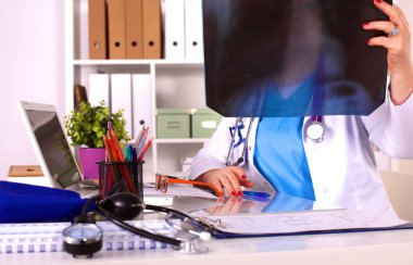 ofiste masasında doktor karısı