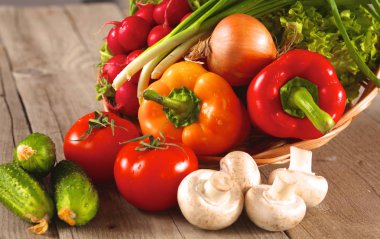 Temiz ahşap bir masa üzerinde taze sebze