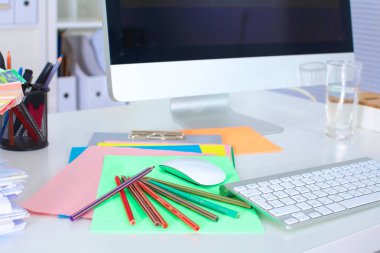 ön planda bir bilgisayarla Ofis Masası