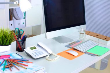 ön planda bir bilgisayarla Ofis Masası