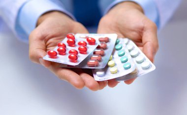 genç doktor hap hastalar eliyle tutan