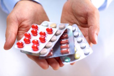 genç doktor hap hastalar eliyle tutan