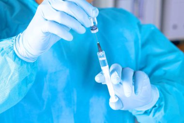Doktor, elinde şırınga yakın çekim