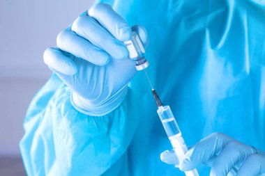 Doktor, elinde şırınga yakın çekim