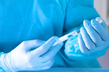 Doktor, elinde şırınga yakın çekim