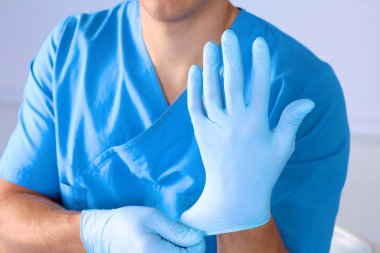 Genç cerrah neşter tutan. İşlem için hazır