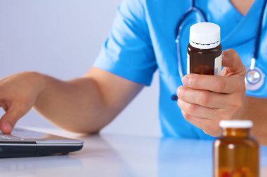 Doktor reçete ilaç bilgisayarda yazıyor.