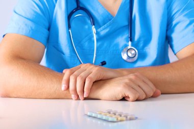 Doktor reçete ilaç bilgisayarda yazıyor.