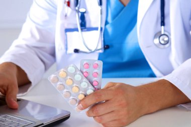 Doktor reçete ilaç bilgisayarda yazıyor.