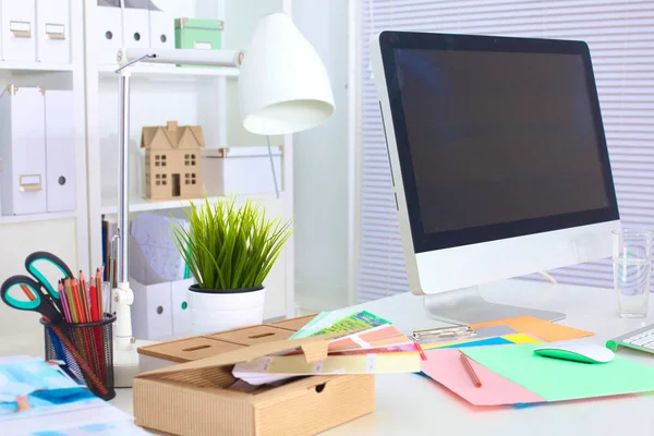 Escrivaninha com um computador em primeiro plano — Fotografia de Stock