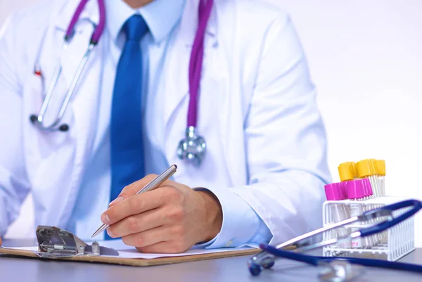 Jovem médico no escritório faz uma entrada — Fotografia de Stock