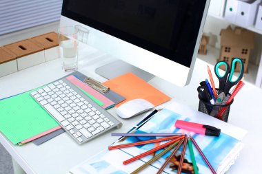 ön planda bir bilgisayarla Ofis Masası
