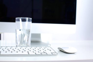 ön planda bir bilgisayarla Ofis Masası