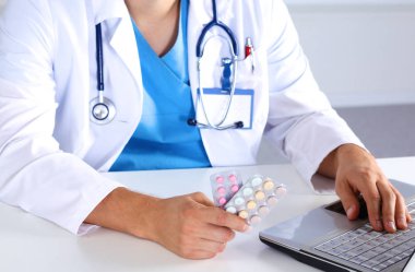 genç doktor hap hastalar eliyle tutan