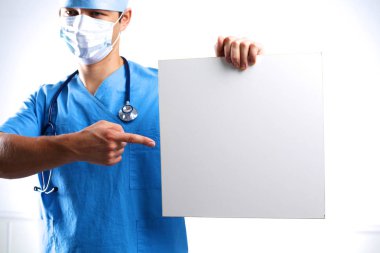 ofiste genç doktor bir giriş yapar
