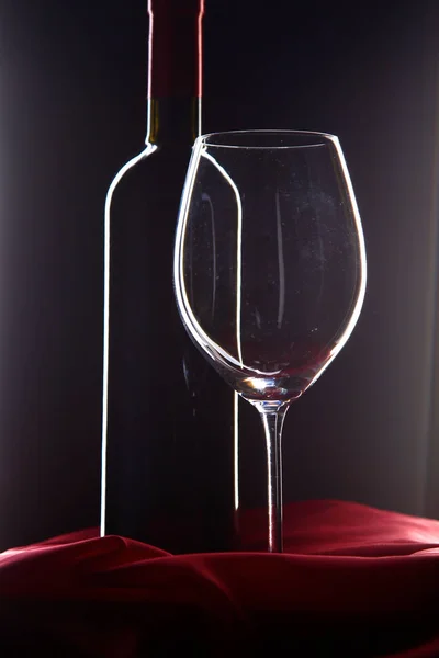와인 병 유리 테이블에 — 스톡 사진
