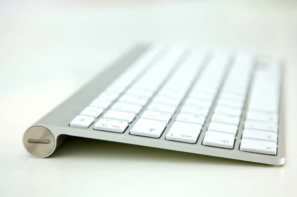 Wit aluminium toetsenbord geïsoleerd in de studio. — Stockfoto