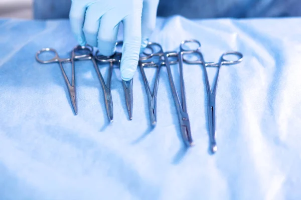 Yeşil veya mavi bir arka plan üzerinde cerrahi aletler — Stok fotoğraf
