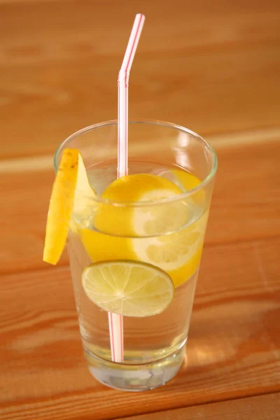 Limonada cítrica com limão e hortelã, foco seletivo — Fotografia de Stock