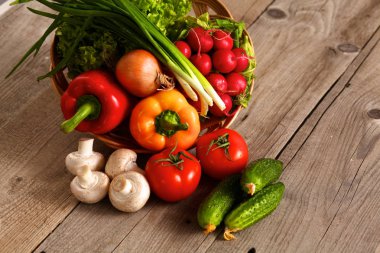 Temiz ahşap bir masa üzerinde taze sebze