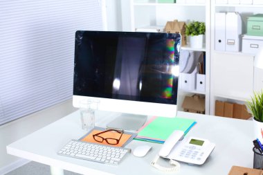 Ofis Masası ile bir bilgisayar ve kağıt yığını