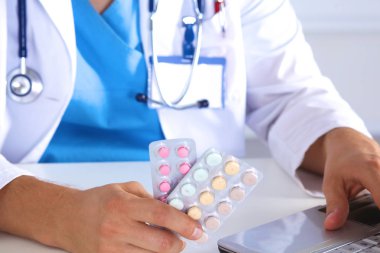 Doktor reçete ilaç bilgisayarda yazıyor.