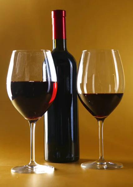Botella de vino y vidrio sobre la mesa — Foto de Stock