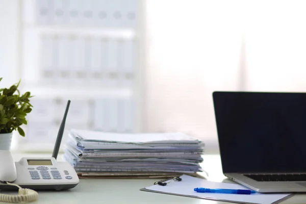 Schreibtisch im Büro mit Computer und Papierstapel — Stockfoto