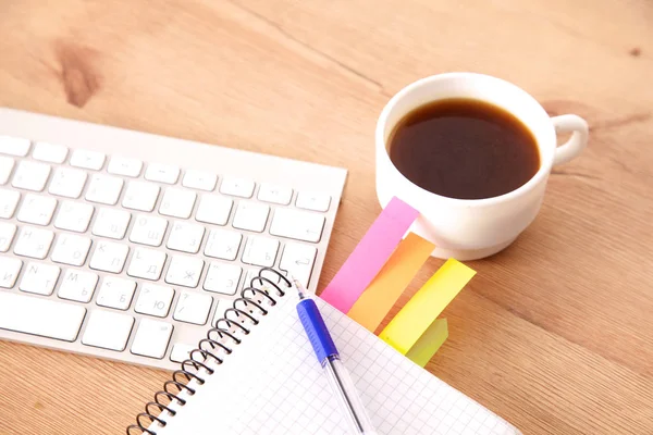 Op de desktopcomputer en een kopje koffie — Stockfoto