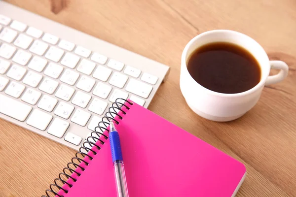 En la computadora de escritorio y una taza de café —  Fotos de Stock