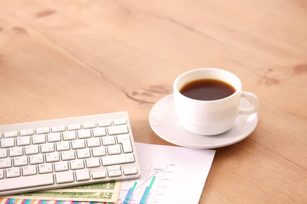 Az asztali számítógép és egy csésze kávé — Stock Fotó