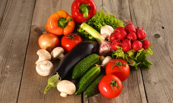 Légumes frais sur une table en bois propre — Photo