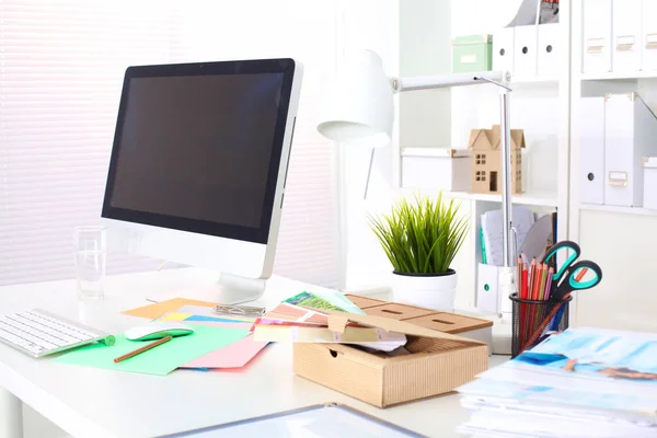 Schreibtisch im Büro mit Computer und Papierstapel — Stockfoto