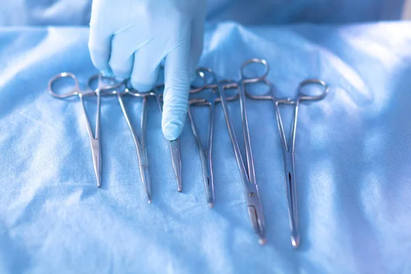 Operasyon öncesi masaya cerrahi aletler vardır — Stok fotoğraf