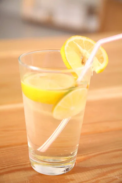 Limonada com fatias de limão em um copo — Fotografia de Stock