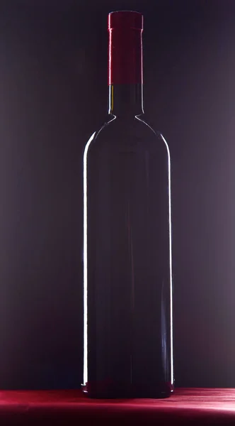 Flaske vin og glas på bordet - Stock-foto