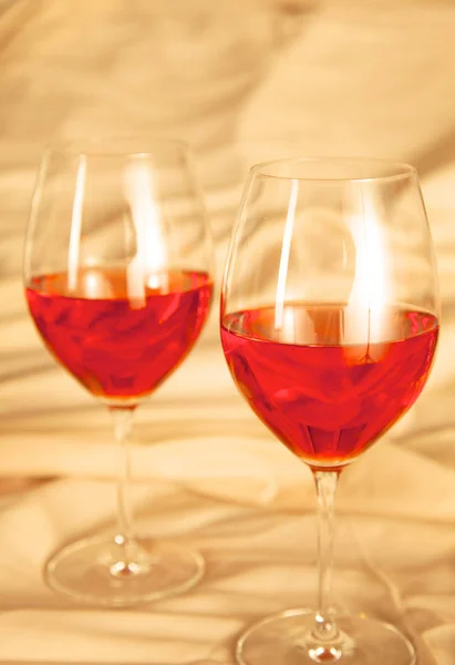 와인 병 유리 테이블에 — 스톡 사진