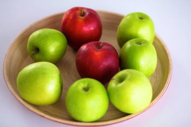 Elma ahşap bir tepside natürmort düzenlenmesi