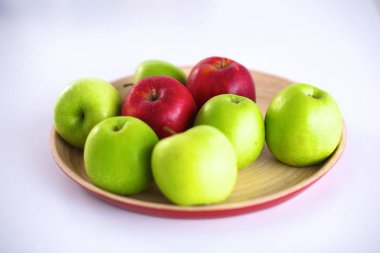 Elma ahşap bir tepside natürmort düzenlenmesi