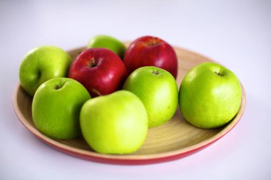 Elma ahşap bir tepside natürmort düzenlenmesi