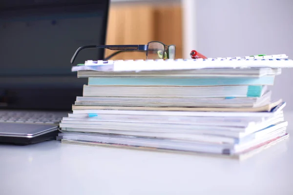 Grupp av mångfärgade office mappar och glasögon — Stockfoto