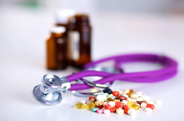 Stethoscope and some pills - isolated on a white background — Stock Photo, Image