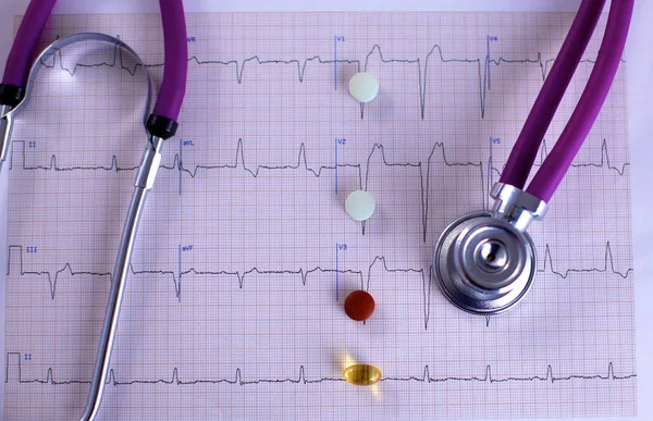 Stethoscope and some pills - isolated on a white background — Stock Photo, Image