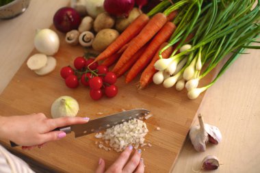 Bir dizüstü bilgisayarda masada beyaz yakınındaki tıbbi bir stetoskop