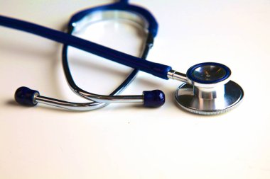 Beyaz bir arka plan üzerinde sağlık stetoskop kapatın