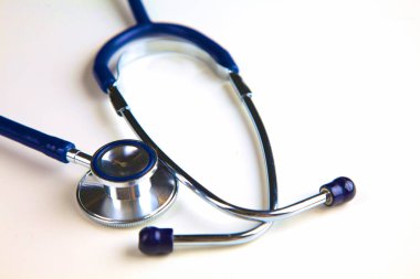 Beyaz bir arka plan üzerinde sağlık stetoskop kapatın