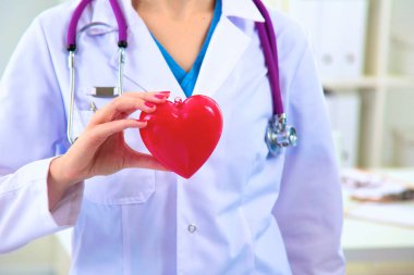Bilinmeyen kadın doktor izole stetoskop ile yakın çekim