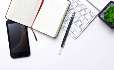 Her gün, bir bilgisayar ve masaüstü ofis bir akıllı telefon açmak