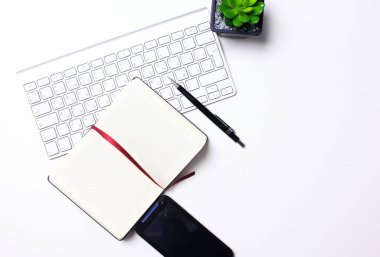 Her gün, bir bilgisayar ve masaüstü ofis bir akıllı telefon açmak